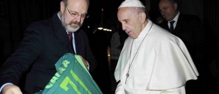 Papa Francisc a primit tricoul echipei Chapecoense cu numarul 71